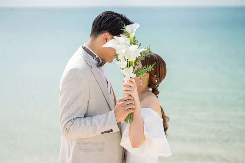 ブーケで顔を隠したショット❤︎