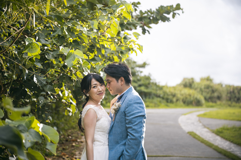 夕日に照らされる緑とおふたり