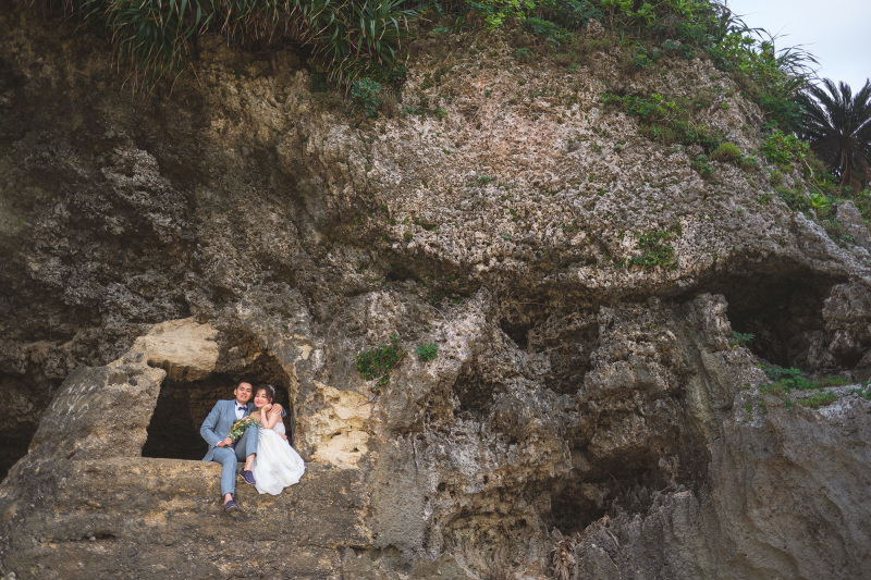 岩に囲まれた窓におふたり♡