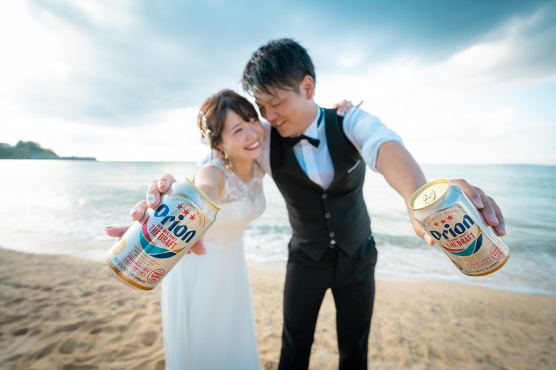 オリオンビールを持ちながら