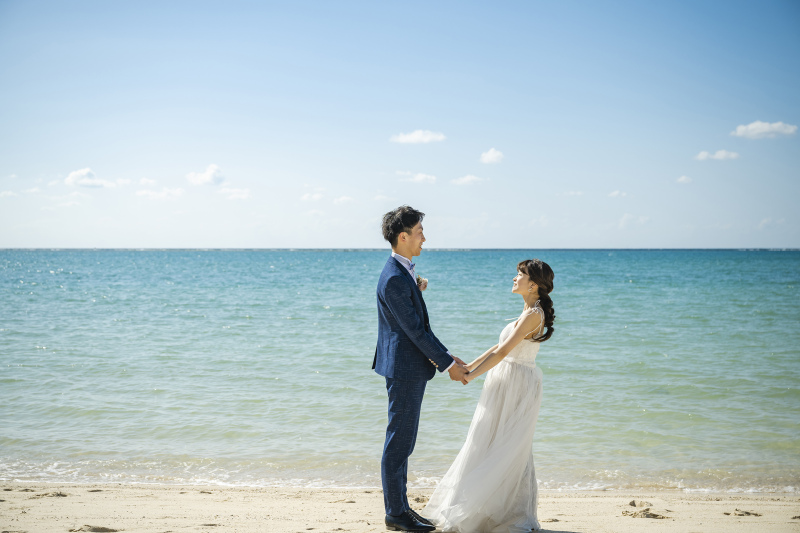 キラキラ輝くビーチをバックに