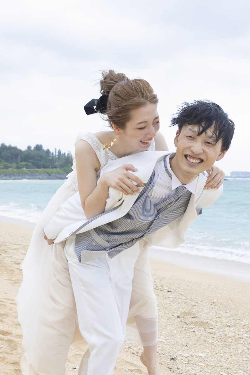 おんぶされながら