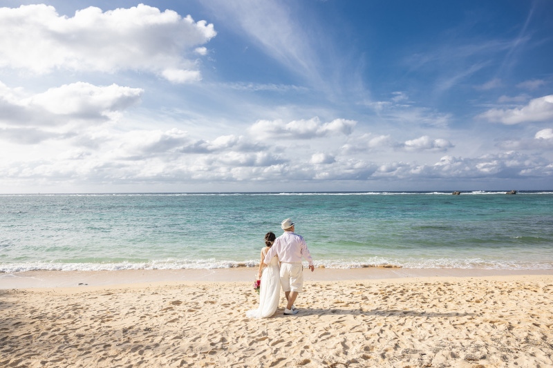 水平線を眺める背中