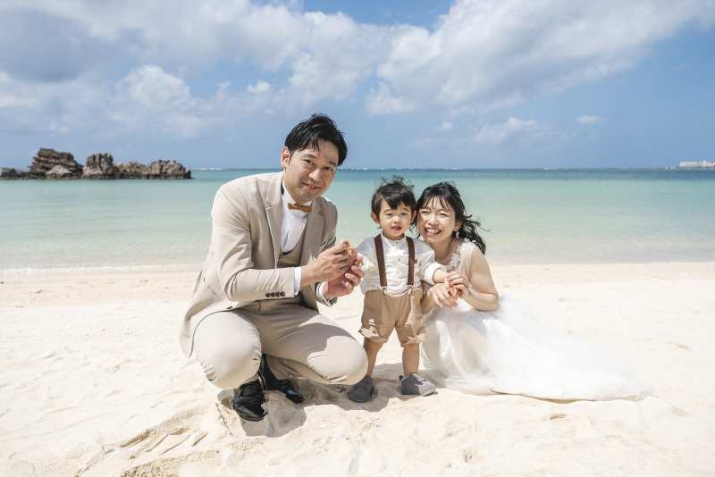 白い砂浜と青い海を背景に