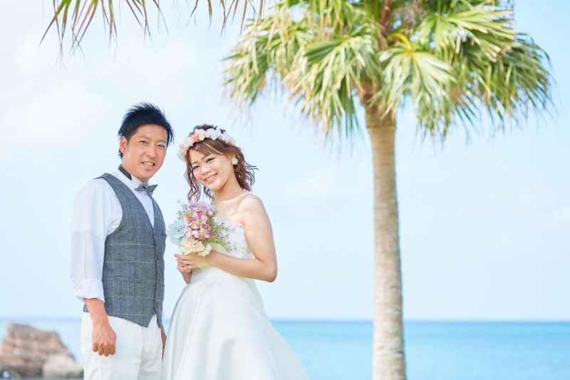 ヤシの木の前で*