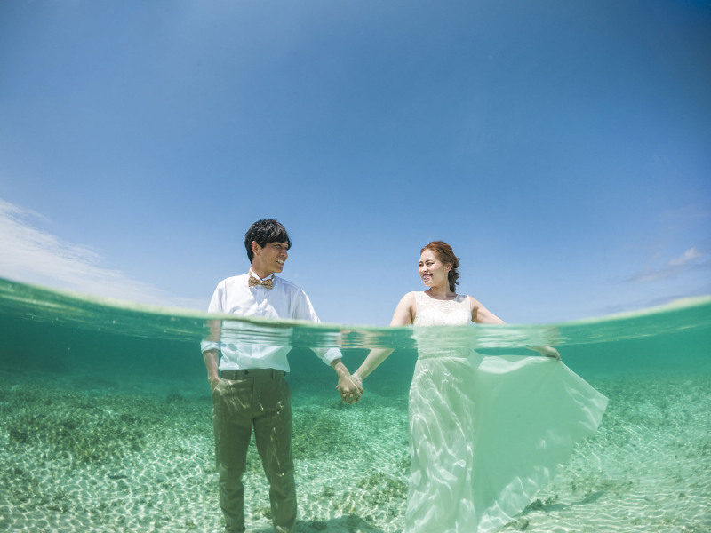 海に入ってウェディングフォト