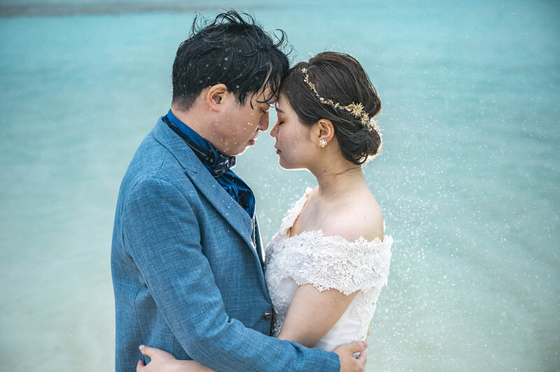 雨の中で寄り添うおふたり