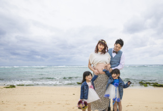 沖縄の海でファミリーマタニティフォト*＊