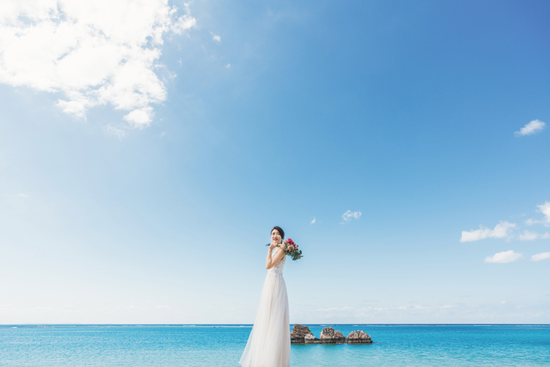青い空と海純白の花嫁