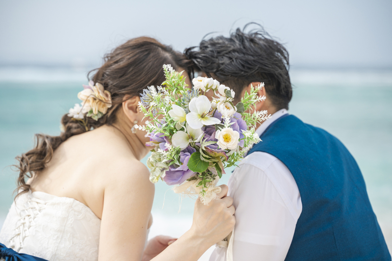 ブーケでお顔を隠しながら