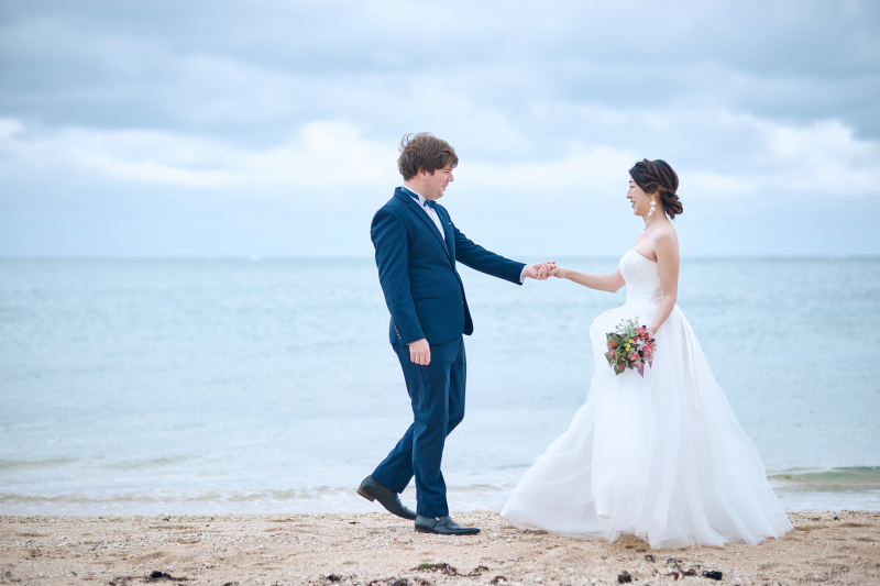 手を取りながら