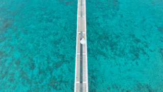 無人島でおふたりだけのウェディングフォト