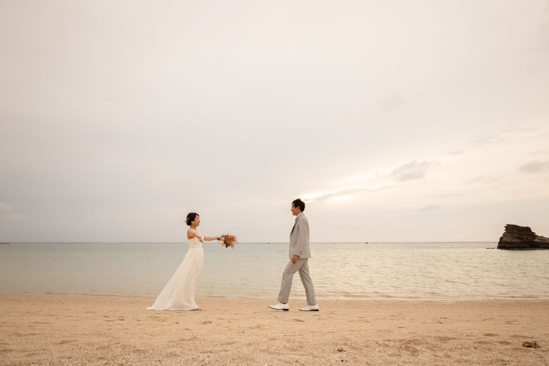 大きく手を広げて