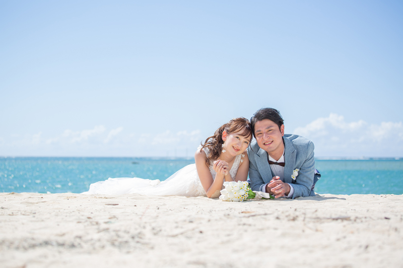 水色の海をバックに