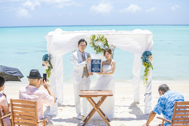 ヨロンブルーをバックに愛を誓い合います♡