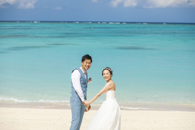 ヨロンブルーをバックに振り向きショット