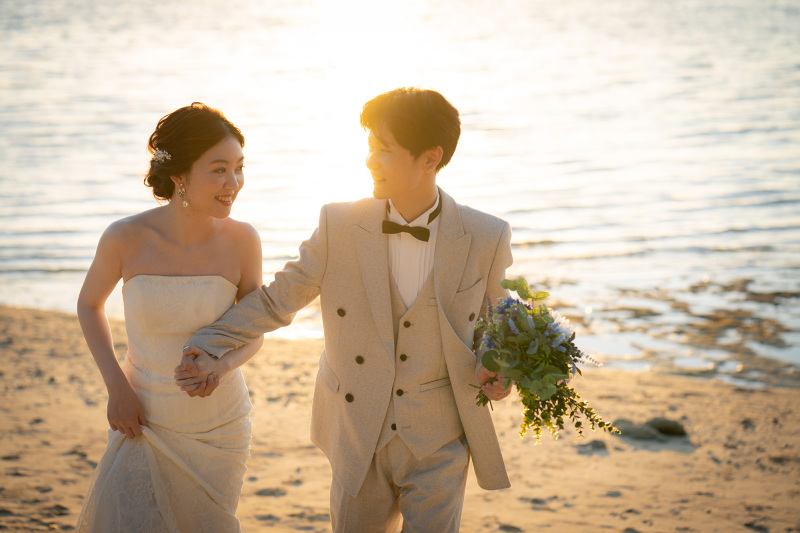 夕日に照らされながら握る手