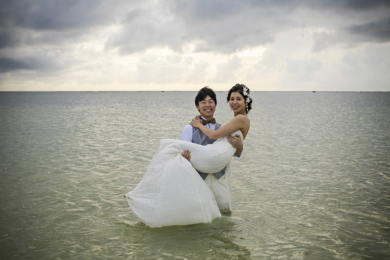 海に入って…。