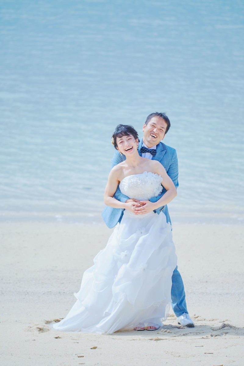 新郎様の愛溢れるバックハグ♡