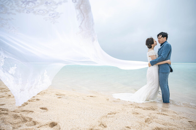 ベールをなびかせながら