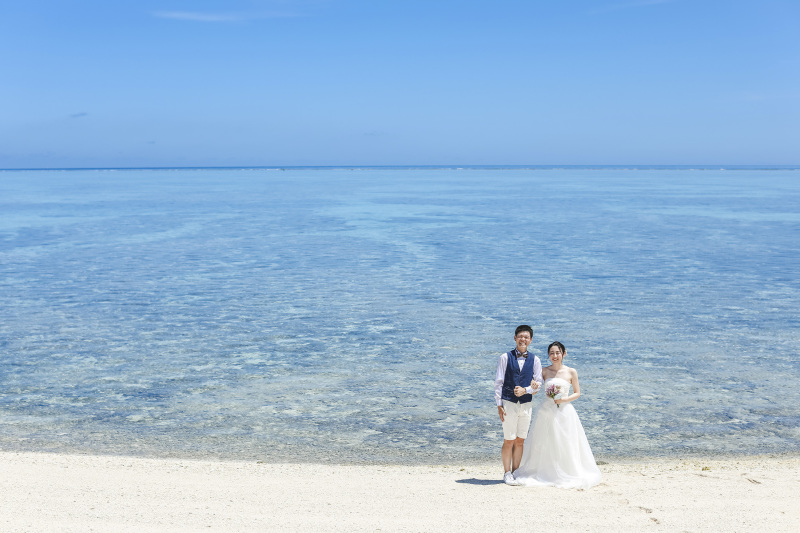 ケラマブルーをバックにまずはフォーマルなお写真◎