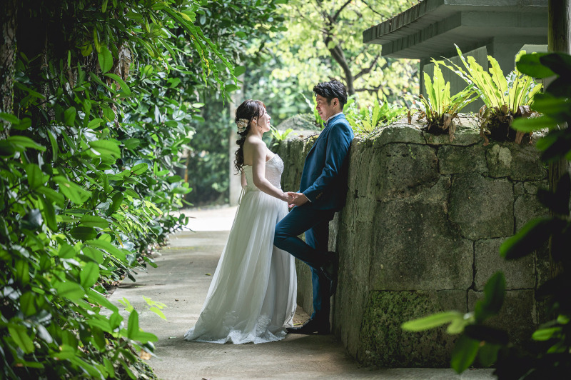 石垣にもたれて