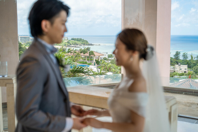 手を取り合って