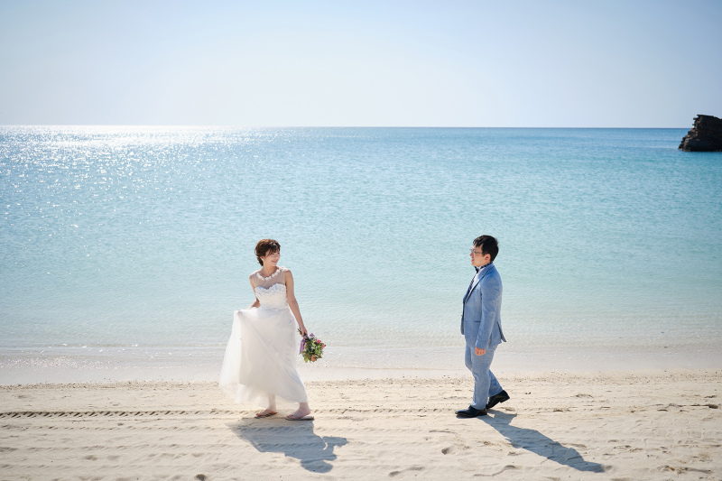 振り返る先には