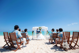 ヨロンブルーをバックにビーチ挙式＆1日フォトツアー♪
