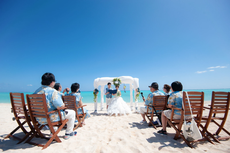 ヨロンブルーをバックにビーチ挙式＆1日フォトツアー♪