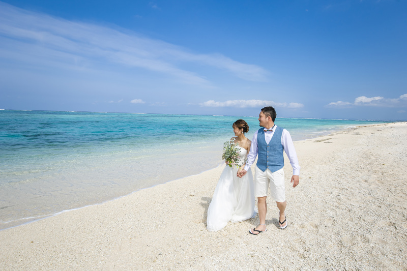 海辺を歩きながらナチュラルフォト