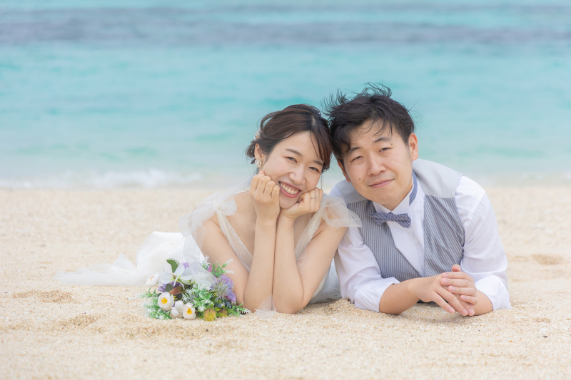 砂浜に寝そべって