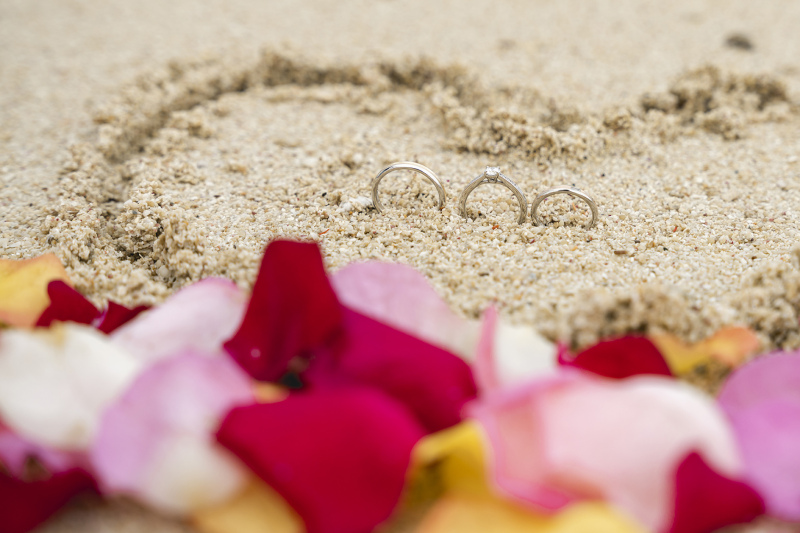砂浜と指輪と生花。
