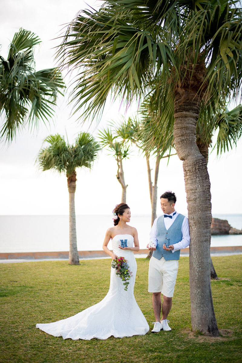 手作りアイテムとヤシの木と共に