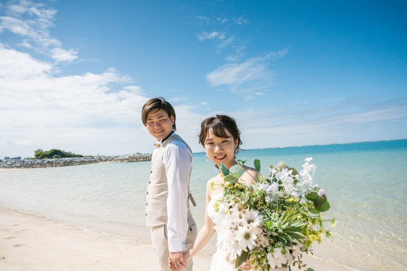 大空と大きな海をバックに