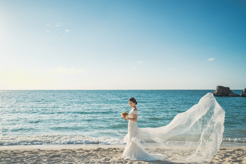 空と海と新婦様が造る美しい1枚