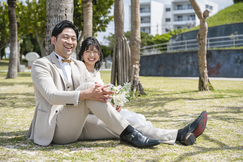 ヤシの木に腰掛けて