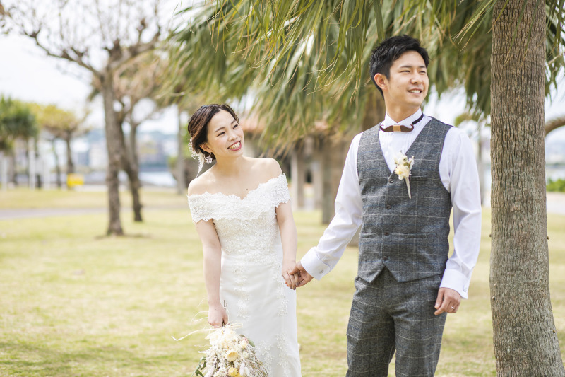 手を繋いでビーチへ