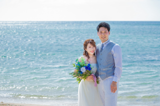 恩納村のビーチでフォトウェディング