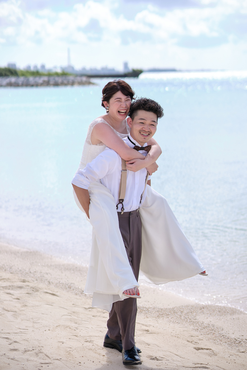 彼に甘えておんぶフォト