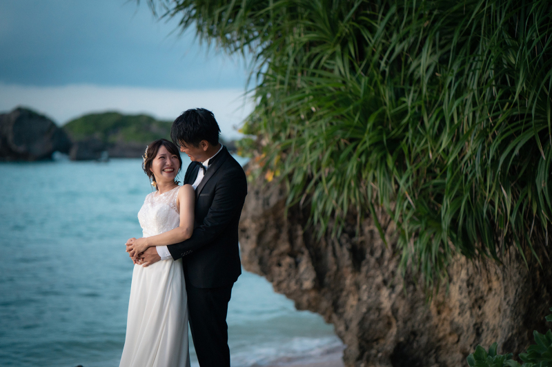 海岸で見つめ合う