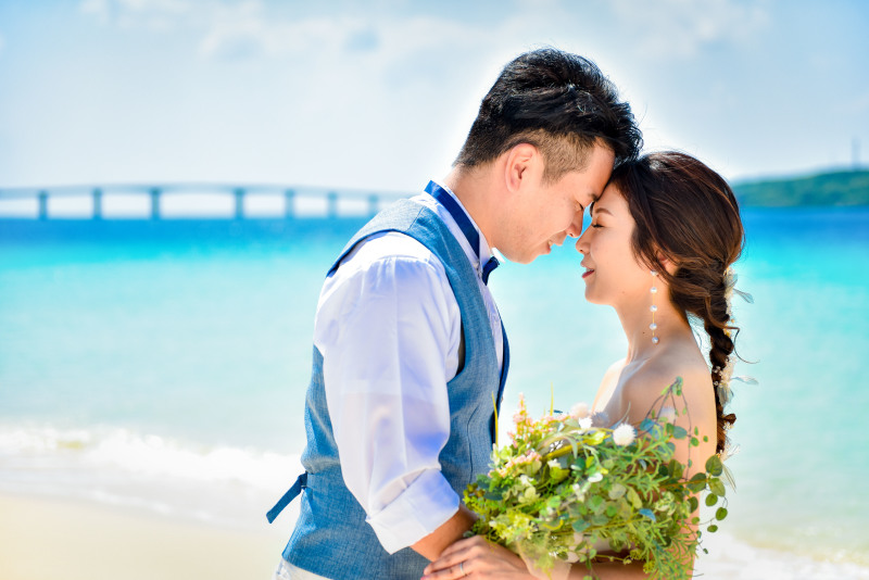 来間大橋をバックに＊