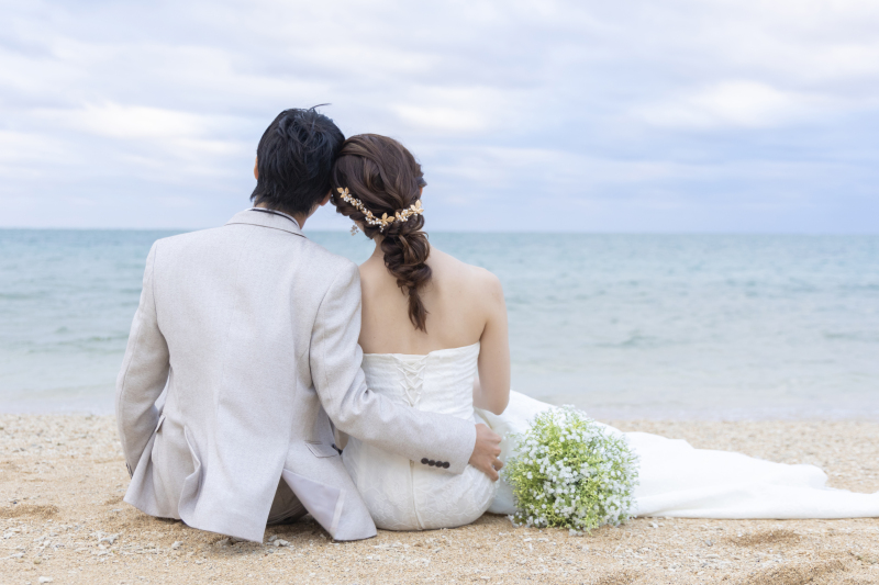 ビーチに座って