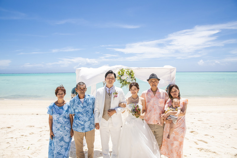 ビーチ挙式が終わったらご家族集合写真♪