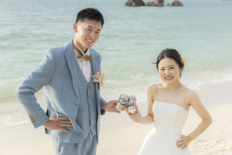 エメラルドグリーンの海をバックに