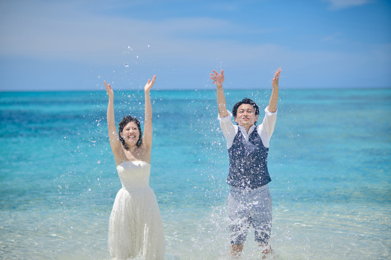 沖縄の思い出と、いつ見ても笑顔になれるお写真です。無人島「ナガンヌ島」で鮮やかな青い海の中でのウォーターイン撮影は自然と笑顔が溢れます。この瞬間の最高の笑顔をしっかり撮影いたします。