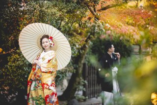 紅葉色づき始めて、散策したくなる季節。お二人でいつも歩く道を、違う表情で歩いてみませんか。きっと今しか撮れない特別な一枚になること間違いなし！！（関西）