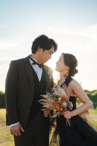 サンセットでよりロマンチックな瞬間を。夕陽の光がおふたりの間にふわりと差し込み温かく包み込みます。夕焼けのグラデーションと寄り添うおふたりの優しい表情が、忘れられないほどの美しい瞬間を創り出します。