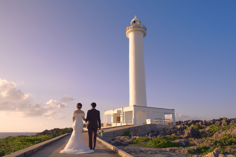 沖縄のサンセットタイムのロマンチックな撮影もお任せください。おふたりの持つ空気感と沖縄の自然の色を組み合わせて、今この瞬間のおふたりとしか残せないお写真を撮影させていただきます。