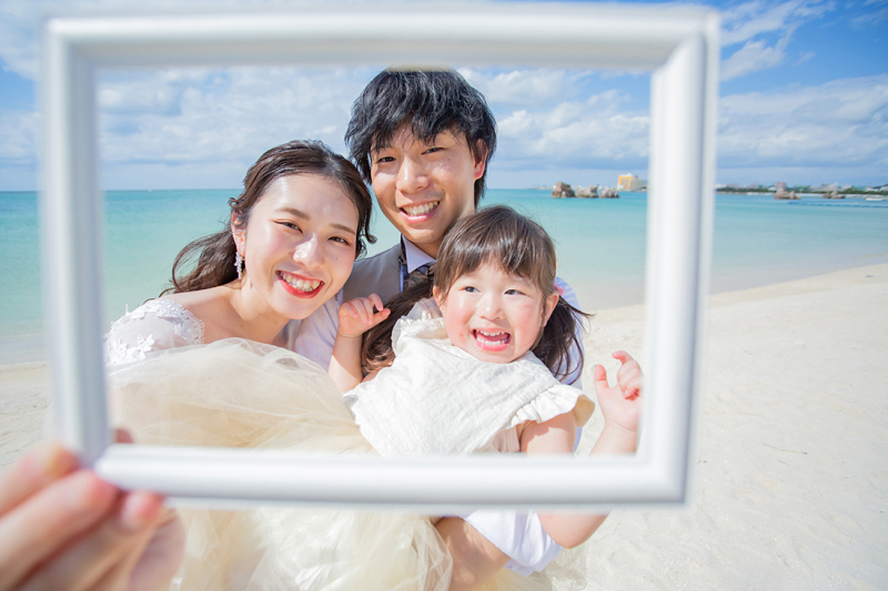 白い砂浜に響く、楽しそうな笑い声！沖縄の心地よい潮風を感じながら、自然とこぼれる笑顔は、何よりも美しい宝物です。青い海と空の下、ご家族みんなで最高のスマイル！素敵な思い出が詰まった一枚となりました。